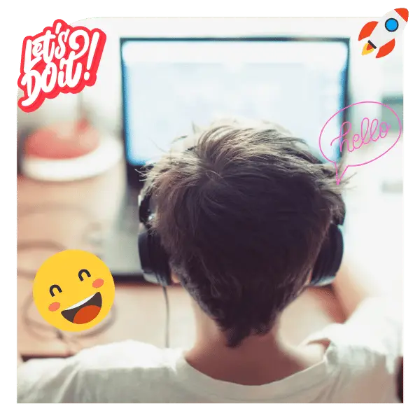 Enfant portant un casque et utilisant un ordinateur pour suivre un cours d'anglais en ligne avec des éléments graphiques fun comme un emoji sourire et une fusée